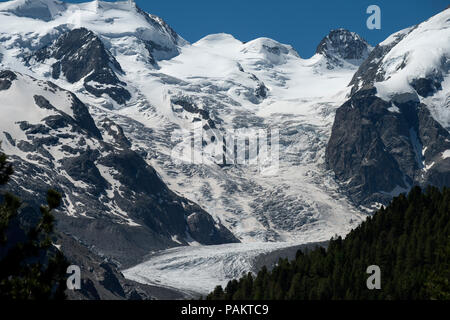 Il Morteratschgletscher è un Alpi - ghiacciaio Bernina gamma nel cantone dei Grigioni in Svizzera nei pressi del Diavolezza ski route. Piz Zupo top Foto Stock