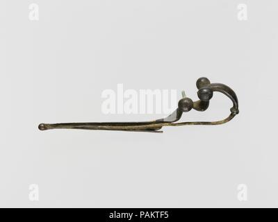 Drago di bronzo-tipo fibula (perno di sicurezza). La cultura etrusca. Dimensioni: Altri: 5 3/8 in. (13,7 cm). Data: ca. 700-650 A.C. La prua presenta due anse e due coppie di borchie. La testa è formata da una manopola. Il piede termina anche in una manopola. Museo: Metropolitan Museum of Art di New York, Stati Uniti d'America. Foto Stock