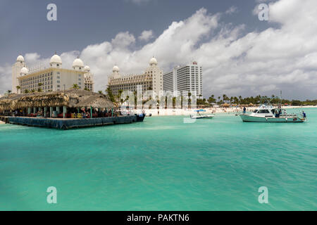 Bar e ristorante sulla spiaggia de Palm Pier, Palm Beach, Aruba, Caraibi Foto Stock