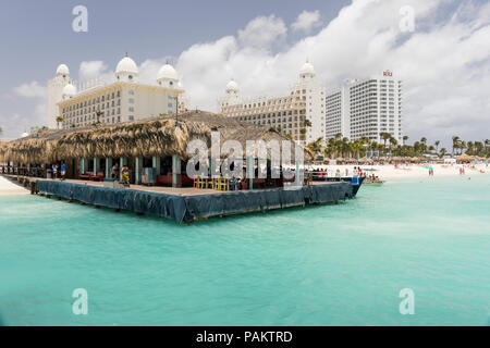 Bar e ristorante sulla spiaggia de Palm Pier, Palm Beach, Aruba, Caraibi Foto Stock