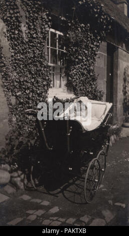 Vintage fotografia di un bambino in un contenuto della PRAM Foto Stock