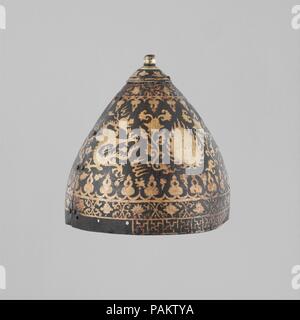 Casco. Cultura: Mongola o Cinese. Dimensioni: H. 7 1/2 in. (19,1 cm); Diam. 8 1/4 in. (21 cm); Wt. 2 lb. 2.4 oz. (969.6 g). Data: 1350-1450. Sulla base della sua decorazione e costruzione, questo casco sembra data dalla fine di Yuan (1279-1368) all'inizio la Dinastia Ming (1368-1644), un periodo da cui sopravvivere armor è molto raro. Lo stile del decor presenta tibetano e influenza mongola. La tecnica di damascene con strisce piane di oro al posto del filo d'oro si trova solo su un paio di altri pezzi. I centri di progettazione intorno a una fiamma di mandorla con inciso l immagine di un seduto Budd Foto Stock