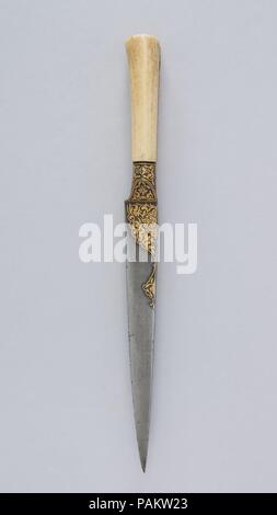 Coltello (Kard). Cultura: persiano. Dimensioni: L. 14 5/16 in. (36,4 cm); L. della pala 9 a. (22,9 cm); W. 1 1/8 in. (2,9 cm); Wt. 348,70 g. (348.7 g). Data: ca. 1800. Museo: Metropolitan Museum of Art di New York, Stati Uniti d'America. Foto Stock