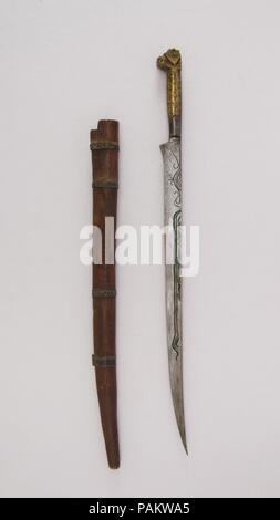 Coltello (Flyssa) con guaina. Cultura: marocchina. Dimensioni: H. con guaina 18 1/16 in. (45,9 cm); H. senza guaina 17 a. (43,2 cm); H. della lama 13 1/4 in. (33,7 cm); W. 1. (2,5 cm); Wt. 6.5 oz. (184.3 g); peso di guaina 2.1 oz. (59,5 g). Data: del XIX secolo. Museo: Metropolitan Museum of Art di New York, Stati Uniti d'America. Foto Stock