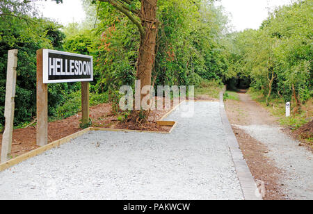 Una vista della piattaforma ripristinato e la nuova posizione segno nell'ex M&GN stazione ferroviaria a Hellesdon, Norfolk, Inghilterra, Regno Unito, Europa. Foto Stock