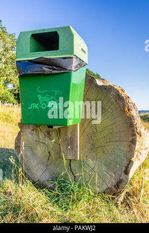 Cane verde bidone dei rifiuti nella campagna inglese, England, Regno Unito Foto Stock