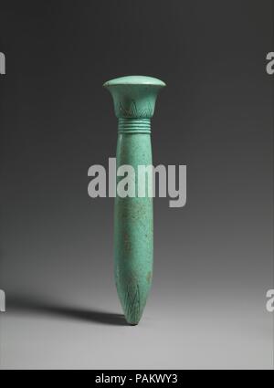 Colonna di papiro amuleto. Dimensioni: h. 14 cm (5 1/2 in). Dynasty: Dynasty 26-29. Data: 664-332 A.C. Questo amuleto, destinato ad essere indossato, portato o offerti a una divinità nella convinzione che esso verrà magicamente conferire una particolare forza o forma di protezione, raffigura un papiro scettro o colonna. Questo impianto, denominato wadj, il significato di "verde" o "fresco", e la scelta di verde-blu faience tutti fortemente evocano la vitalità e la potenza rigenerativa, qualità desiderabile per i vivi e per i morti. Le placche dotato di un rilievo scettro sono particolari per il ritardo e periodi tolemaico. Museo: Metropolitan Museum of Art di New Foto Stock