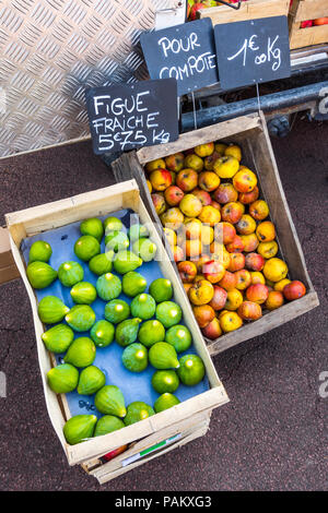 Fichi freschi e mele per la vendita al mercato vilage, Francia. Foto Stock