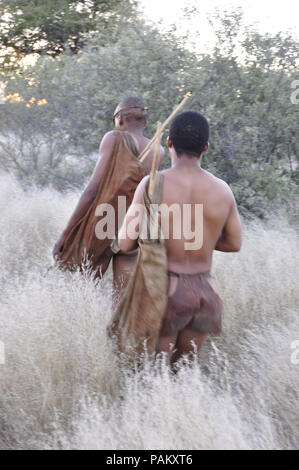 Due Naro-Bushmen vicino a Ghanzi nella Central Kalahari Game Reserve del Botswana Foto Stock