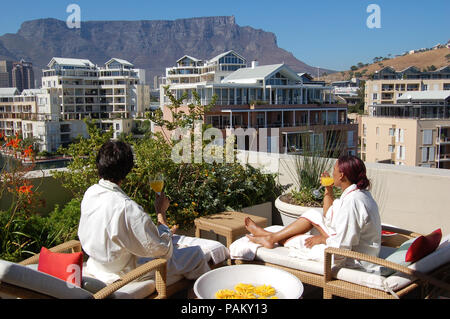 Dalla Spa-tetto di lusso Cape Grace Hotel avrete una fantastica vista sulle montagne da tavola Foto Stock