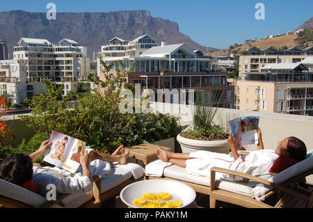 Dalla Spa-tetto di lusso Cape Grace Hotel avrete una fantastica vista sulle montagne da tavola Foto Stock