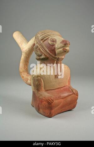 Staffa del tubo di lancio con bottiglia fox-guerriero figura. Cultura: Moche. Dimensioni: complessivo: 6 3/4 x 3 1/2 in. (17,15 x 8,89 cm) altri: 3 1/2 in. (8,89 cm). Data: 3a-5a secolo. Museo: Metropolitan Museum of Art di New York, Stati Uniti d'America. Foto Stock