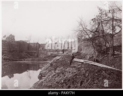 Dutch Canal Gap. Artista: Egbert Guy Fowx (American, nato 1821); Andrew Joseph Russell (American, 1830-1902). Dimensioni: 16,4 x 22,5 cm (6 7/16 x 8 7/8 in. ). Ex attribuzione: precedentemente attribuito a Matteo B. Brady (American, nato in Irlanda, 1823?-1896 New York). Data: 1865. Museo: Metropolitan Museum of Art di New York, Stati Uniti d'America. Foto Stock