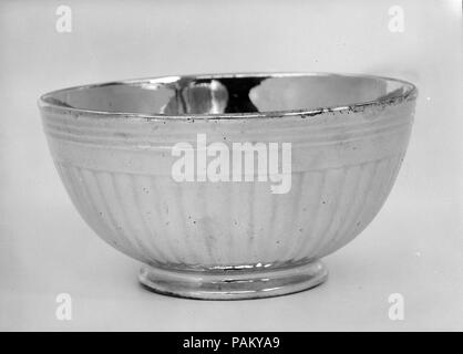 Ciotola. Cultura: inglese (il mercato americano). Dimensioni: 2 3/4 x 5 1/4 in. (7 x 13,3 cm). Data: 1800-1830. Museo: Metropolitan Museum of Art di New York, Stati Uniti d'America. Foto Stock