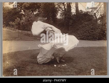 Loie Fuller Dancing. Artista: Samuel Joshua Beckett (British, Shadwell, Stepney [Londra] 1870-1940 Bournemouth). Dimensioni: Immagine: 4 a. × 5 11/16 in. (10,2 × 14,4 cm). Data: ca. 1900. Museo: Metropolitan Museum of Art di New York, Stati Uniti d'America. Foto Stock