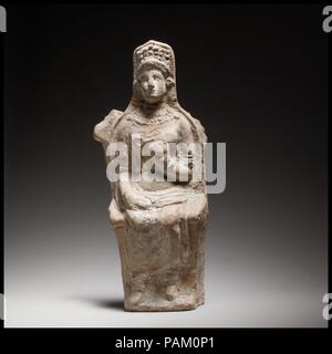 Statuetta di terracotta di una dea seduto. Cultura: cipriota. Dimensioni: H. 7 3/4 in. (19,7 cm). Data: 3° secolo A.C. La statuetta, seduto dea del tipo Kition, stampo è fatto, cava e pesantemente ritoccato. Il retro è fatto a mano, appiattita, e La Pared. Museo: Metropolitan Museum of Art di New York, Stati Uniti d'America. Foto Stock