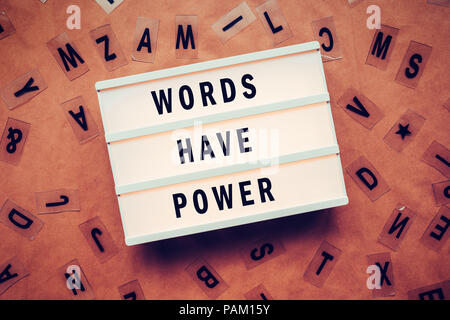Le parole hanno un concetto di potenza con lettere e lightbox Foto Stock