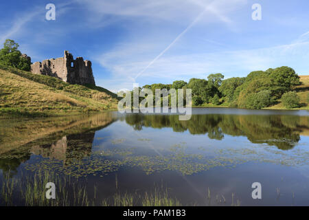 Il castello di Morton riflettendo in Morton Loch Foto Stock