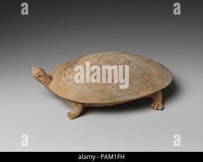 "Inkstone' e il coperchio a forma di tartaruga. Cultura: la Cina. Dimensioni: H. 3 1/2 in. (8,9 cm); W. 9 1/4 in. (23,5 cm); L. 11 5/8 in. (29,5 cm). Data: ca. 6-VII secolo. Le tartarughe marine e tartarughe, simboli di longevità e di resistenza, sono stati a lungo associato con la divinazione in Cina antica. Qui, il guscio è inciso con otto trigrammi (bagua) utilizzato nel pensiero daoista cosmologia, che divenne sempre più importante durante la Sui e dinastie Tang. Museo: Metropolitan Museum of Art di New York, Stati Uniti d'America. Foto Stock