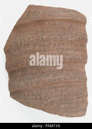 Ostrakon con una lettera da frange di Enoch. Cultura: copto. Dimensioni: 5 13/16 x 4 5/16 in. (14,8 x 11 cm). Data: 580-640. Questo ostrakon (plurale ostraka, ceramiche sherd con scrittura) proviene dal monastero di Epiphanios, a Tebe, Egitto. Questo strumento fornisce utili informazioni su alcune delle quotidiane attività economica presso il sito. Il frammento qui include una lettera in Copto dal tessitore frange, che le richieste di filato di lino dal fratello Enoch presso il monastero. La biancheria era uno dei più onnipresente tessili realizzati nel tardo antico Egitto, utilizzati sia per usura quotidiana e per la sepoltura. Museo: Metropoli Foto Stock