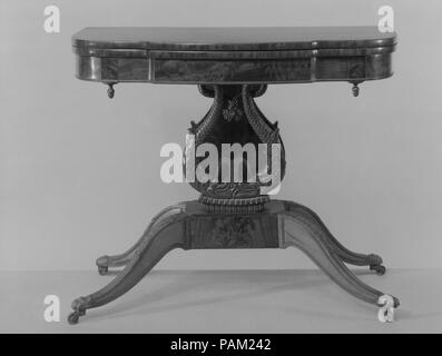Tabella della scheda. Cultura: American. Dimensioni: 28 3/4 x 36 3/8 x 35 7/8 in. (73 x 92,4 x 91,1 cm). Maker: Probabilmente Henry Connelly (1770-1826). Data: 1815-20. L attribuzione di questa scheda tabella è basata sulla sua somiglianza con una coppia di tavole Henry Connelly realizzato per la prominente Philadelphia banchiere e filantropo Stephen Girard nel 1817. Tutti sono distinti dai loro eleganti proporzioni, scintillante superfici di mogano e raffinati intagli. I delfini--popolare francese ispirata a motivi in sia a New York e da Filadelfia mobili durante i primi decenni del XIX secolo -- qui la grazia di una a forma di lira Foto Stock