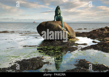 Mermaid del Nord appollaiato sulla roccia nera (Clach Dubh) sulle rive del Moray Firth in Balintore, Highlands scozzesi Foto Stock