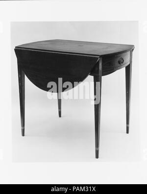 Pembroke tabella. Cultura: American. Dimensioni: 28 x 38 1/4 x 32 in. (71,1 x 97,2 x 81,3 cm). Data: 1795-1805. Questa piccola tabella caratteristiche di caduta di due foglie e un cassetto. È ideale per piccoli pasti informali o per prendere il tè. Nel suo "Dizionario Cabinet" (London, 1803), Thomas Sheraton descrive una tabella di Pembroke come "una sorta di tavolo per la colazione, dal nome della signora che per primo ha dato ordini per uno di essi, e che probabilmente ha dato la prima idea di un tale tabella per gli operai.". Museo: Metropolitan Museum of Art di New York, Stati Uniti d'America. Foto Stock