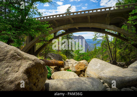 Vista valle attraverso un arco ponte sul torrente cascata, lungo la Grande Quercia strada piana - Autostrada 120 - Parco Nazionale di Yosemite Foto Stock
