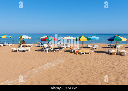 RHODES, Grecia - 17 Maggio 2018: la gente a prendere il sole sulla bellissima spiaggia di Tsambika con sabbia fine e dorata. L' isola di Rodi.Grecia Foto Stock