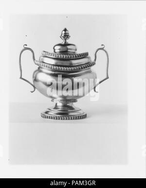 Sugar Bowl. Cultura: American. Dimensioni: complessivo: 8 1/2 x 8 9/16 x 4 3/4 in. (21.6 x 21.7 x 12.1 cm); 17 oz. 10 dwt. (543.9 g) piedi: 4 3/8 x 3 11/16 in. (11.1 x 9.4 cm) corpo: H. 7. (17,8 cm); 14 oz. 4 dwt. (442 g) Copertura: 2 11/16 x 4 1/4 x 3 9/16 in. (6,8 x 10,8 x 9 cm); 3 oz. 6 dwt. (101,9 g). Autore: Garrett Eoff (1779-1845). Data: ca. 1825. Museo: Metropolitan Museum of Art di New York, Stati Uniti d'America. Foto Stock