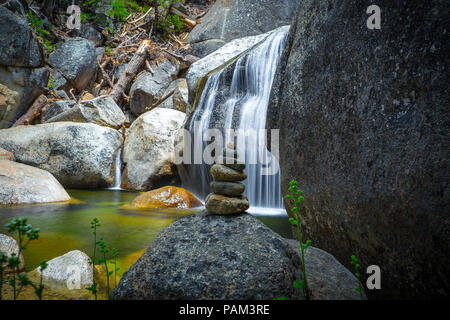 Rock cairn e cascata creek falls con piscina smeraldo lungo la Grande Quercia strada piana - Autostrada 120 nel Parco Nazionale di Yosemite Foto Stock