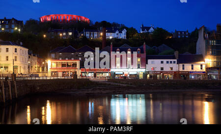 Porto di Oban e McCaig's Tower di notte Foto Stock