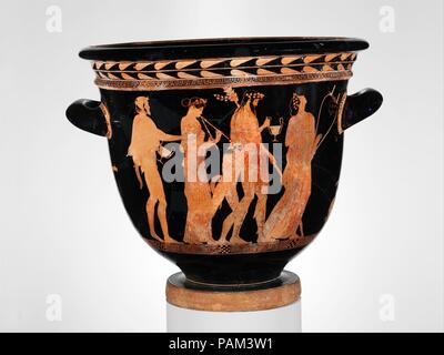 Campana di terracotta-Crater (ciotola per la miscelazione di vino e acqua). Cultura: greco, soffitta. Dimensioni: H. 19 1/2 in. (49,5 cm) di diametro 22 1/4 in. (56,5 cm). Data: ca. 450 A.C.. Complementare e retromarcia, Dioniso, dio del vino, con i suoi seguaci, satiri e menadi appartenenti al gruppo intorno alla Villa Giulia pittore, il pittore Methyse prende il suo nome dalla lira-riproduzione maenad nella parte anteriore del Dionysos (methyse significa 'Drunk'). Le figure' incipiente ebbrezza è sottilmente suggerito. La chiave è Dionysos--lenta con abbattuto, espressione introverso e stabilizzata da un giovane Satiro che avvolge il suo braccio Foto Stock