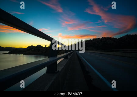 Una lunga esposizione vista al tramonto di Don Pedro il lago e il serbatoio e attraverso la ringhiera al crepuscolo - Sierra Foothills - Tuolumne County Foto Stock