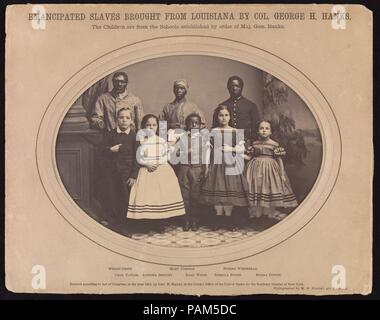 Emancipated schiavi portati dalla Louisiana dal colonnello George H. banche. Artista: Myron H. Kimball (American, attivo 1860s). Dimensioni: Immagine: 13,2 x 18,3 cm (5 3/16 x 7 3/16in.), oblunga ovale Mat: 19,9 x 25,2 cm (7 13/16 x 9 15/16 in.). Data: Dicembre 1863. Nel dicembre 1863, il Colonnello George Hanks del xviii fanteria, Corps d'Afrique (un'Unione corps composto interamente di afro-americani), accompagnato otto schiavi emancipati da New Orleans a New York e da Filadelfia espressamente per visitare gli studi fotografici. Una campagna pubblicitaria promossa dal Maggior Generale Nathaniel Banche del dipartimento del Foto Stock