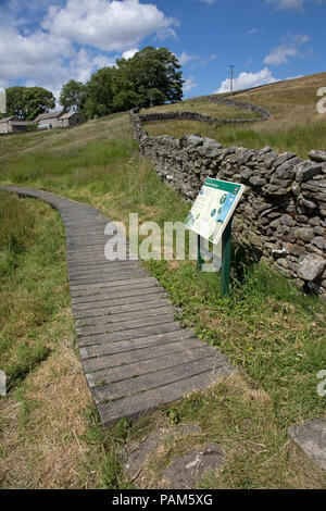 Il Boardwalk e cartello a bordo di Hannah prato della Riserva Naturale SSI Durham Wildlife Trust Country Durham Regno Unito Foto Stock