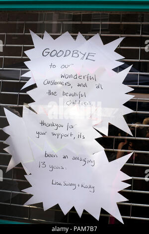 Hackney, Londra. Addio avviso nella finestra del negozio Foto Stock