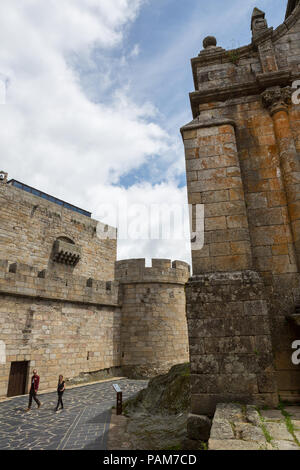 Puebla de Sanabria, Spagna - 30 Maggio 2018: le persone che visitano il vecchio castello di Puebla de Sanabria, Castilla y Leon, Spagna Foto Stock