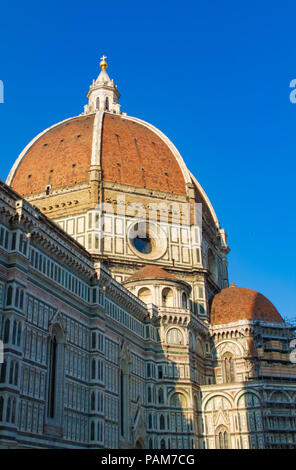 Firenze Duomo di Santa Maria del Fiore veduta laterale nella luce del mattino - Toscana, Italia Foto Stock