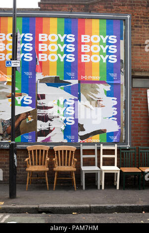 Hackney, Londra. Rainbow strappato cartelloni colorati per Gay sito web, Chappy Foto Stock