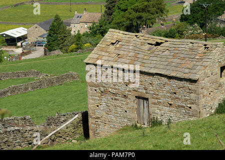 Antico edificio agricolo abbandonato nella campagna britannica, Nidderdale, North Yorkshire, Inghilterra, Regno Unito. Foto Stock