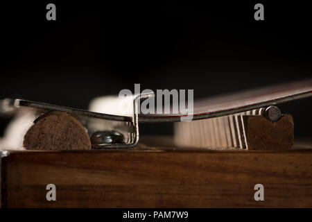 Dettagli di un pollice pianoforte (Kalimba, Mbira) con argento e rosso rebbi Foto Stock