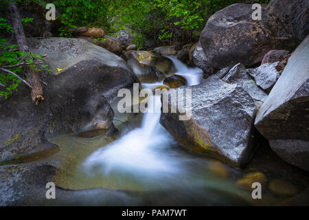 Upper Falls e massi di Raymond Meadow Creek, lungo l'autostrada 4, California Foto Stock