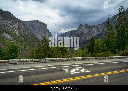 Pedone XING cartello stradale in vista di tunnel, preso da Wawona Road - Parco Nazionale di Yosemite Foto Stock