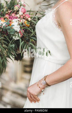 Donna mani con diversi bracciali e gioielli Foto Stock