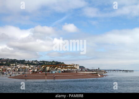 Teignmouth, Devon, Inghilterra: arrotondamento allo spiedo alla foce del fiume Teign con la città di Teignmouth in background Foto Stock