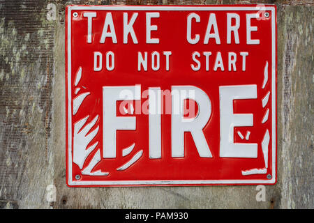 Close up di un segno per informare le persone a non iniziare un fuoco in campagna Foto Stock