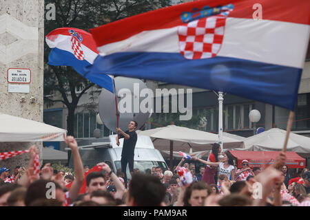 Zagabria, Croazia - 15 luglio 2018 : il croato tifosi di calcio nazionali di supporto team prima e durante la Coppa del Mondo FIFA 2018, gioco finale, Francia vs. croato Foto Stock