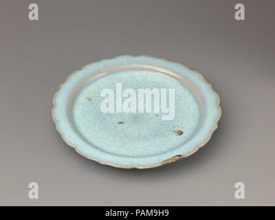 Foliate-rim piastra, giu ware. Artista: Cinese , Jin/Dinastia Yuan. Cultura: Cinese. Dimensioni: diametro: 7 1/4 in. (18.4cm.). Data: ca. Il XIII secolo. Museo: Metropolitan Museum of Art di New York, Stati Uniti d'America. Foto Stock