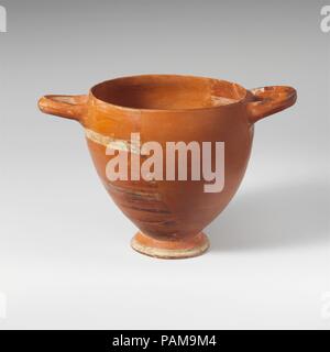 Skyphos in terracotta (deep bicchiere). Cultura: Lydian. Dimensioni: H. 4 9/16 in. (11,5 cm) di diametro 4 5/16 in. (11 cm). Data: VI secolo A.C. Red ware con bande orizzontali di colore bianco. Museo: Metropolitan Museum of Art di New York, Stati Uniti d'America. Foto Stock